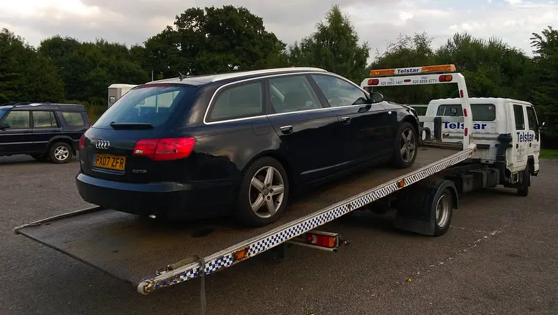 Dépanneuse blanche chargeant une voiture accidentée pour un enlèvement d'épave